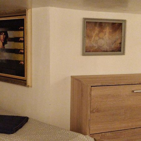 Prague "Above Train Central" Hostel Bagian luar foto