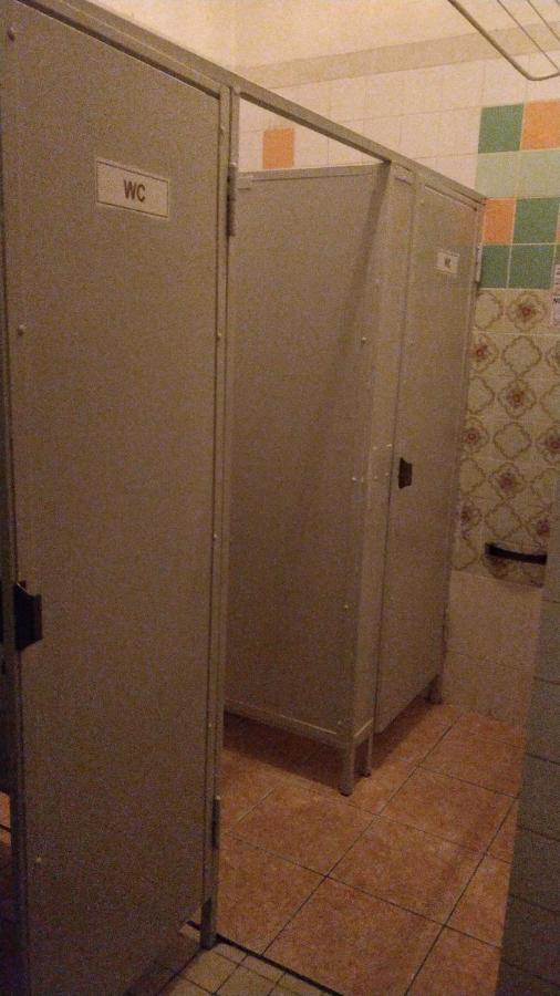 Prague "Above Train Central" Hostel Bagian luar foto