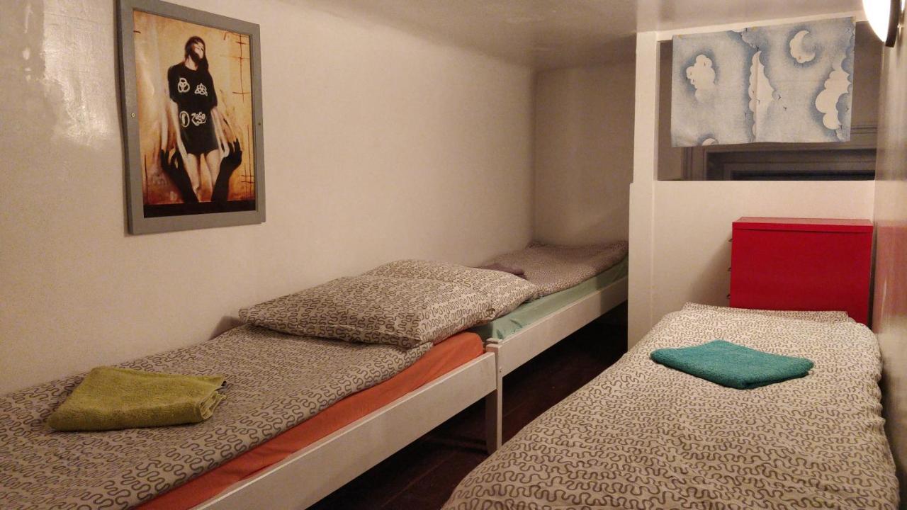 Prague "Above Train Central" Hostel Bagian luar foto